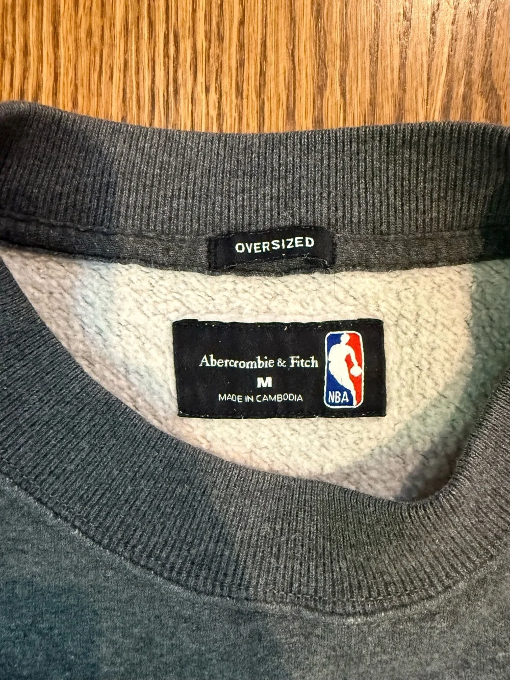 Abercrombie & Fitch Gray Los Angeles Lakers Graphic Crewneck - Picture 2 of 3